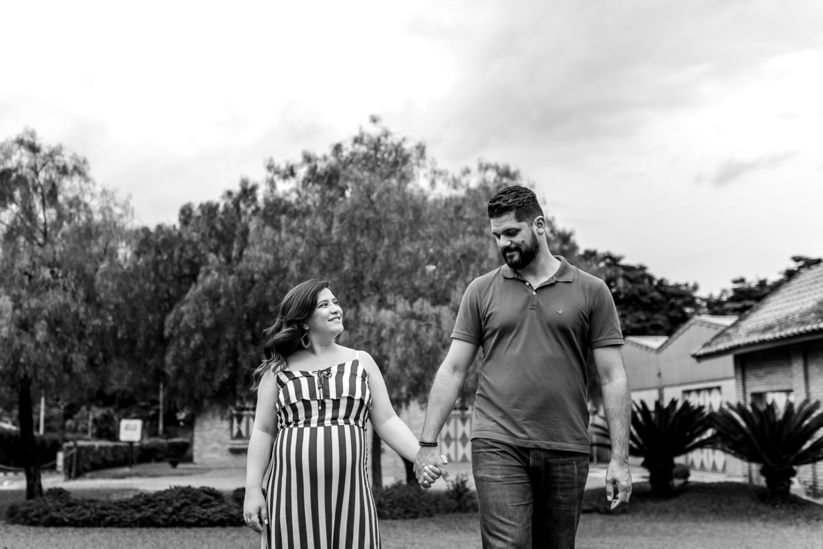 casal gestante caminham no centro  de Holambra - cidade das flores