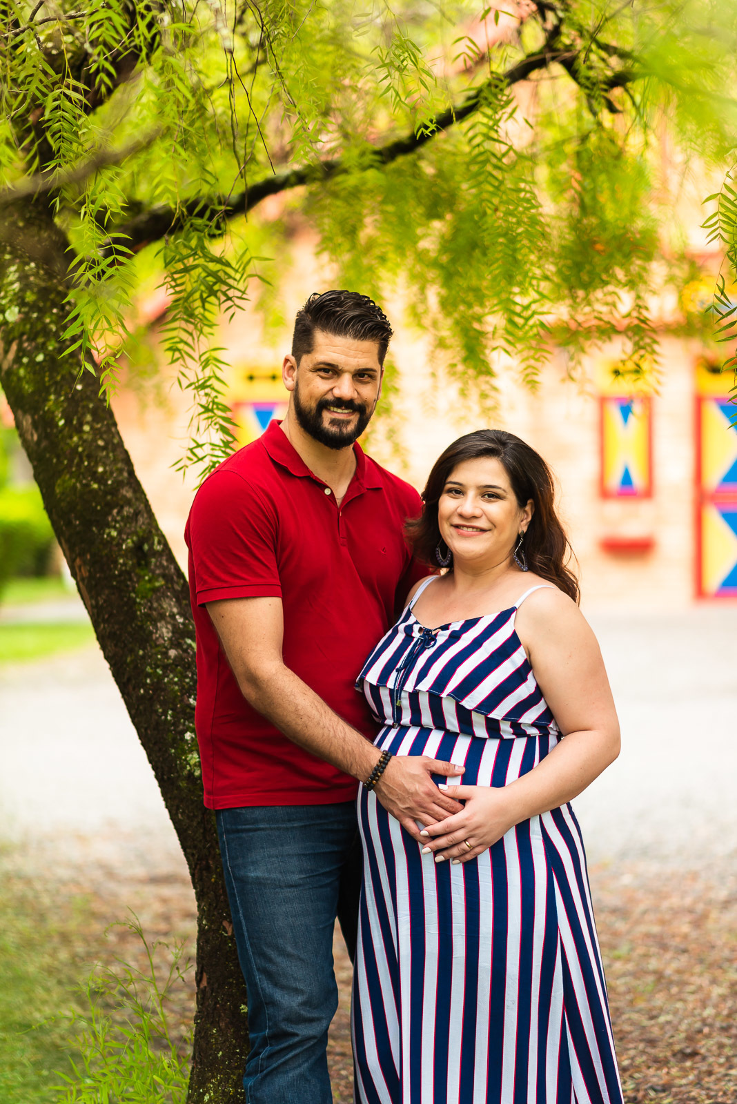casal gestante abraçados no centro  de Holambra - cidade das flores
