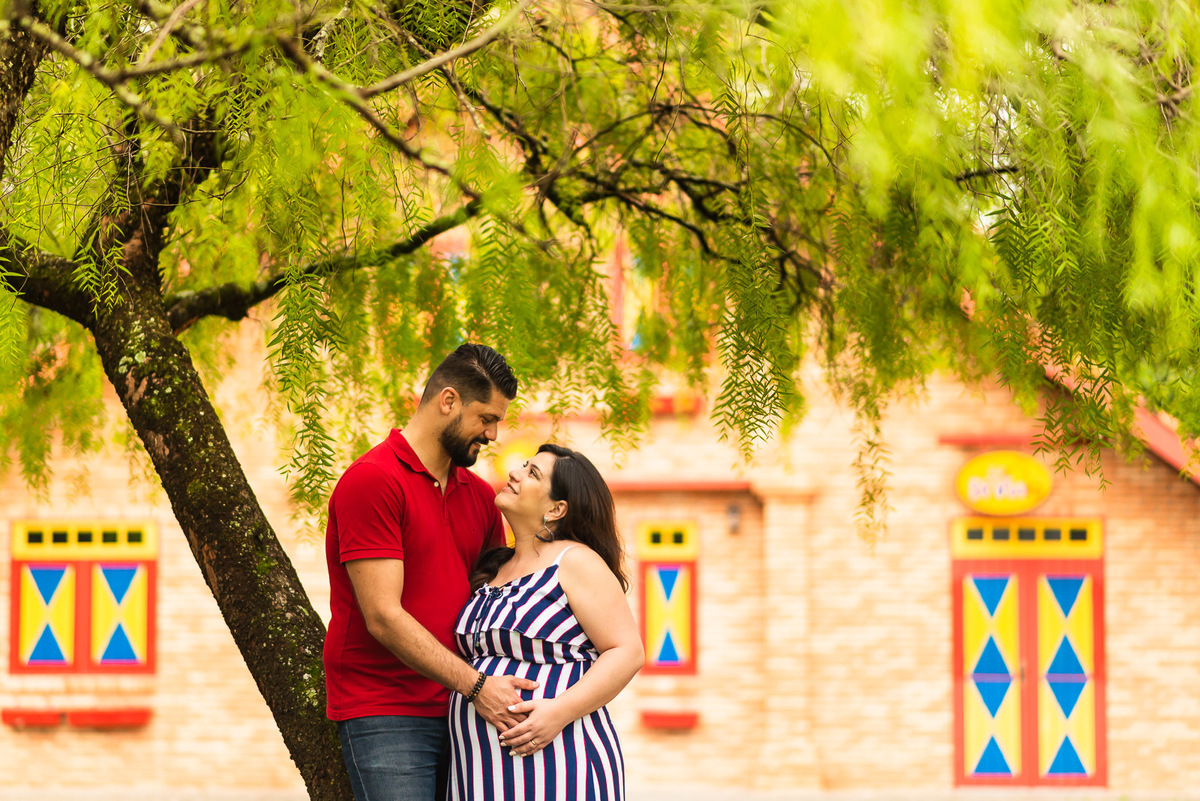 casal gestante abraçados no centro  de Holambra - cidade das flores