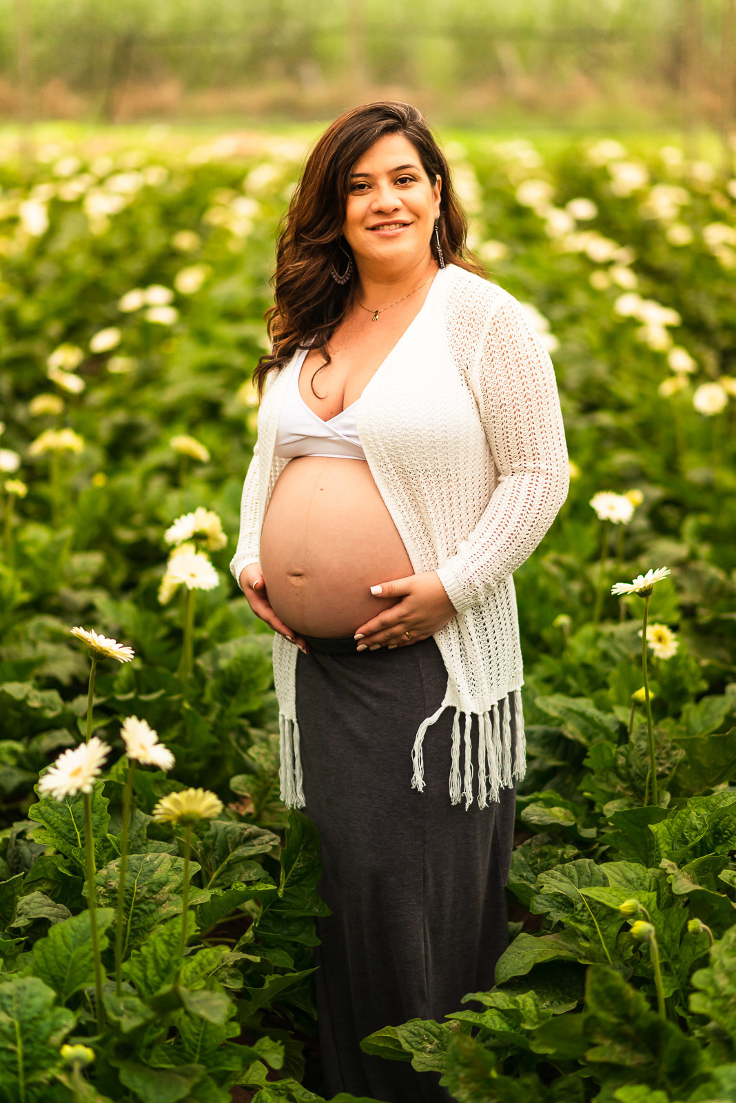 mulher gestante em estufa 
e campo de flores em Holambra - cidade das flores