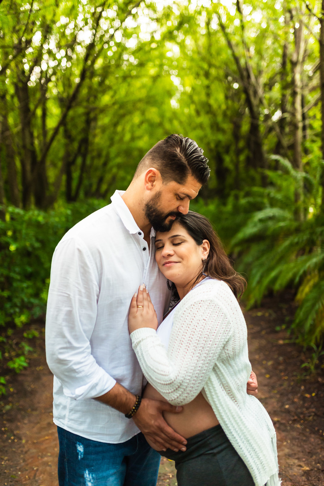 casal gestante abraçados em caminho de terra em Holambra - cidade das flores
