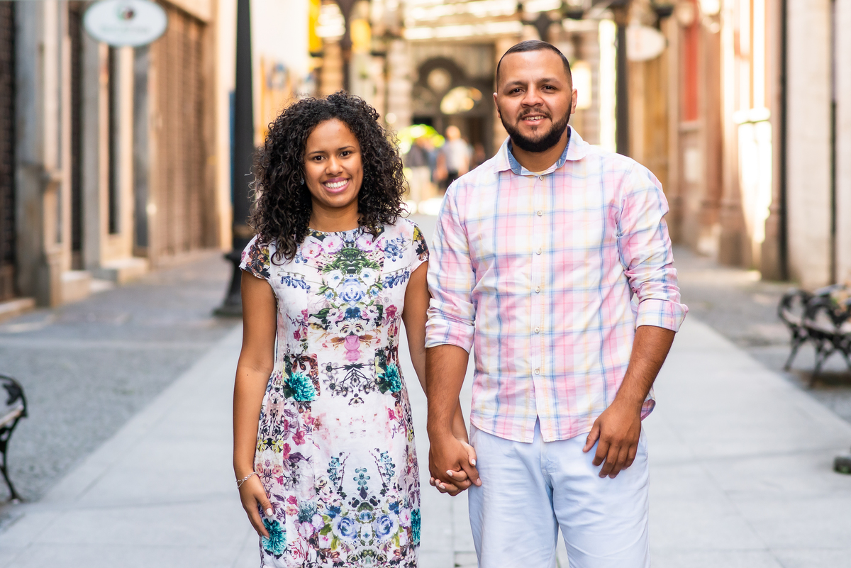 casal abraçados no centro de Santos, Valongo, Rua Quinze de Novembro com a Bolsa do Café ao fundo