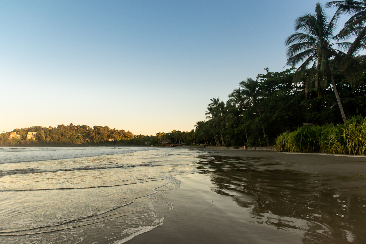 onda do mar na praia do Iporanga no Guarujá com por do sol ao fundo