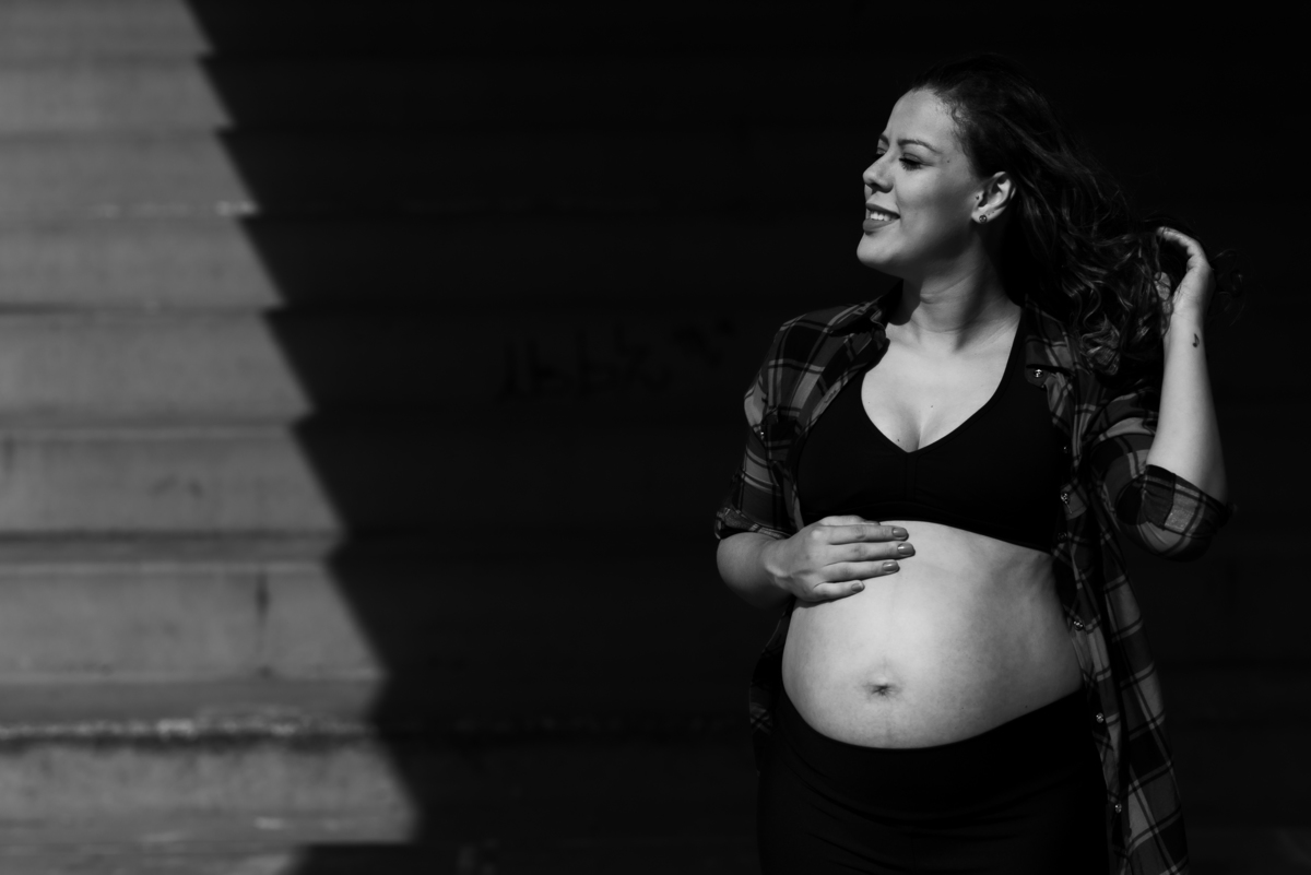 ensaio de gestante com mulher fazendo carinho na barriga no parque villa lobos em São Paulo