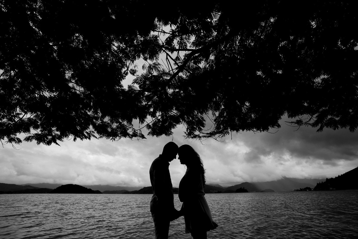 casal abraçados na praia de angra dos reis