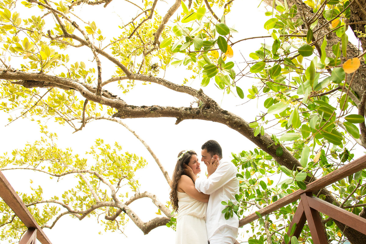 casal abraçados em angra dos reis