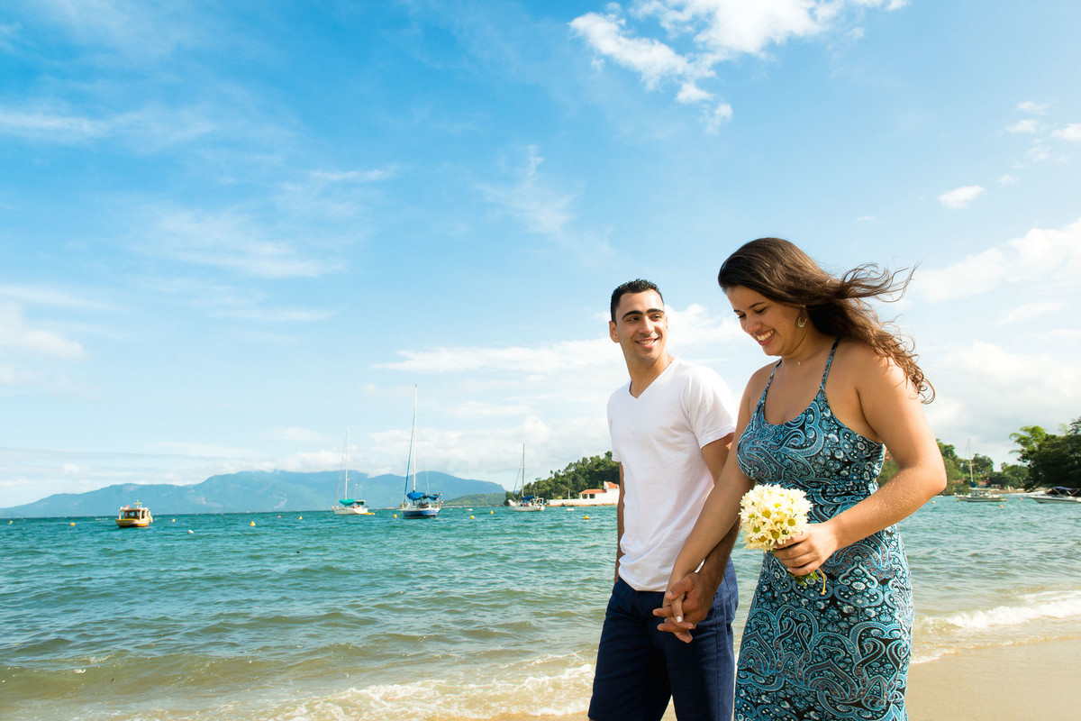 casal caminhando na praia em angra dos reis