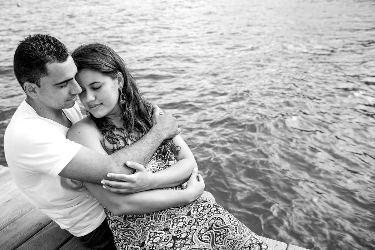 casal abraçados em angra dos reis