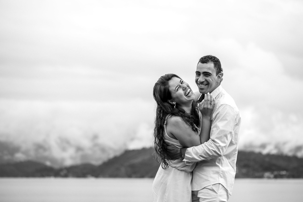 casal abraçados na praia de angra dos reis