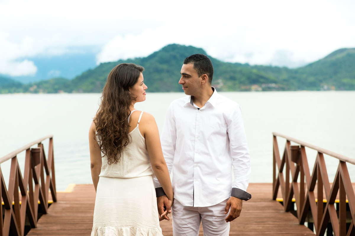 casal se olhando na praia de angra dos reis