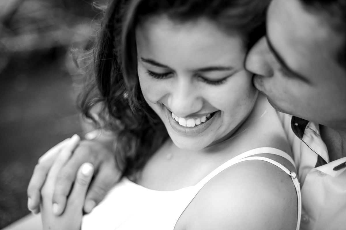 casal abraçados na praia de angra dos reis