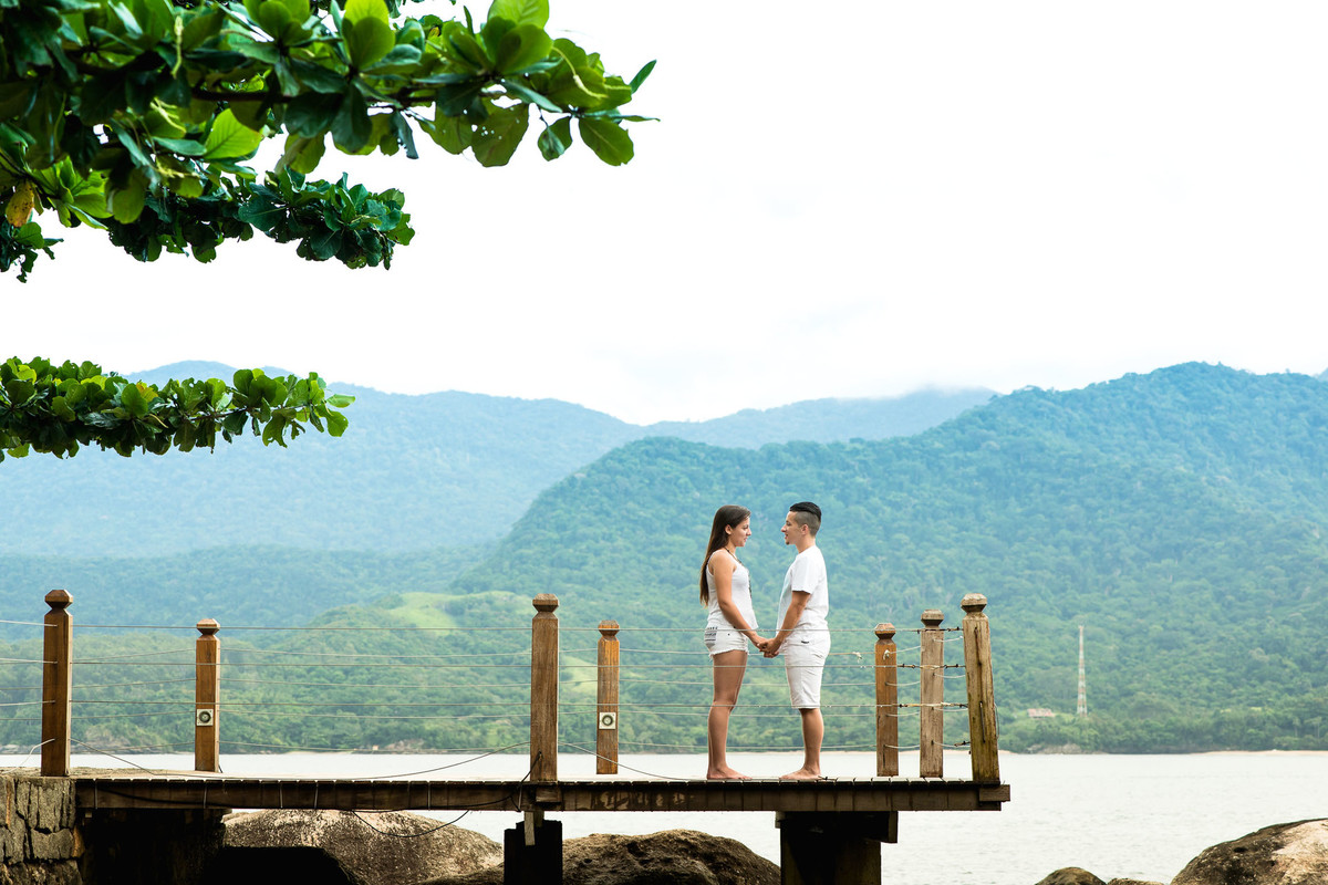 casal de mãos dadas na praia em Ilha Bela