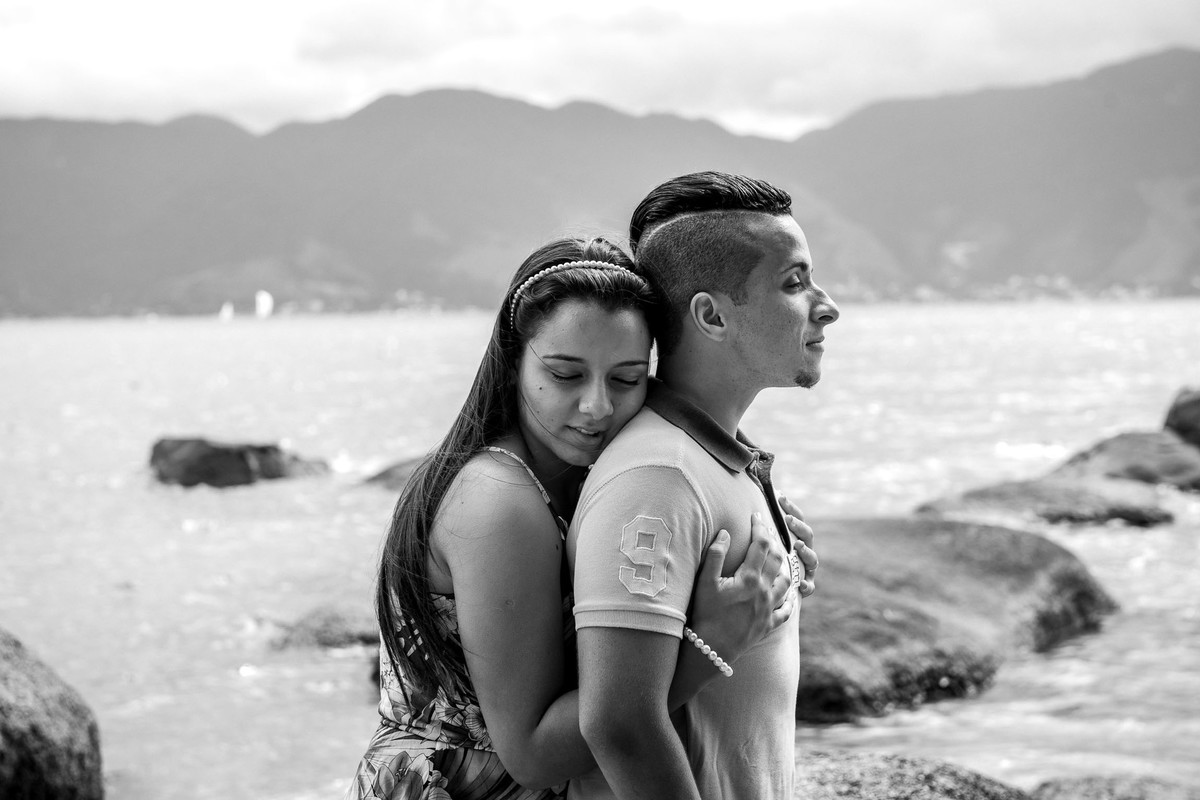casal abraçados na praia em Ilha Bela