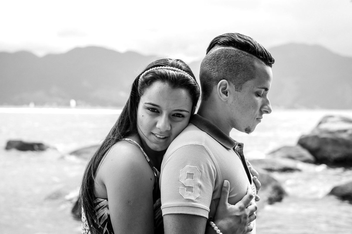 casal abraçados na praia em Ilha Bela