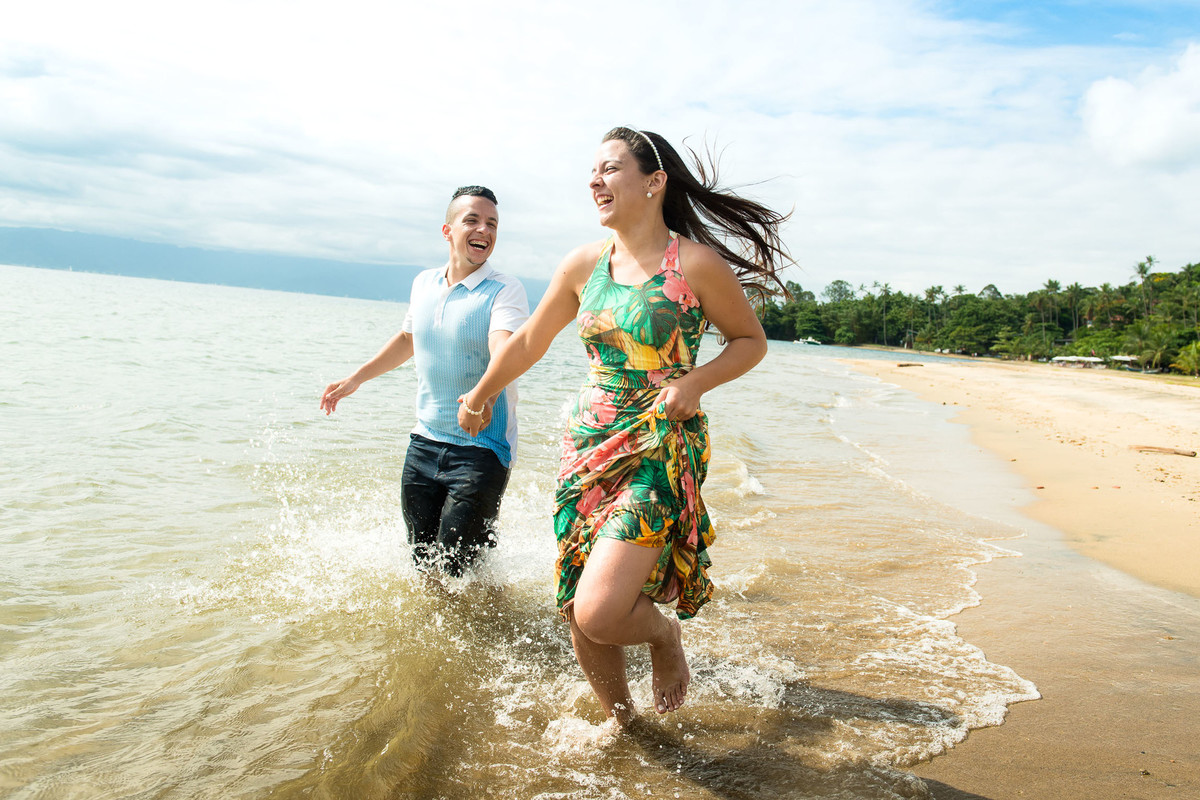 casal correndo na agua na praia em Ilha Bela