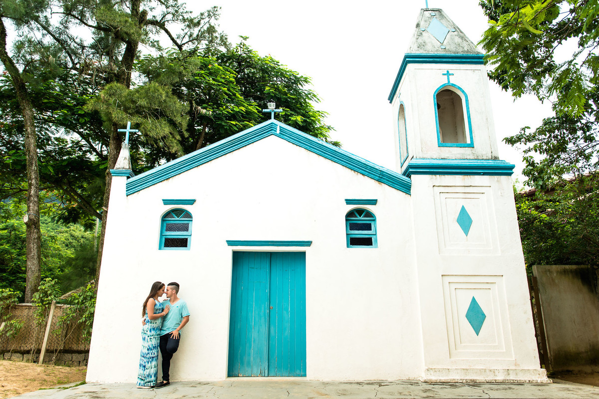 casal abraçados na praia da armação em Ilha Bela