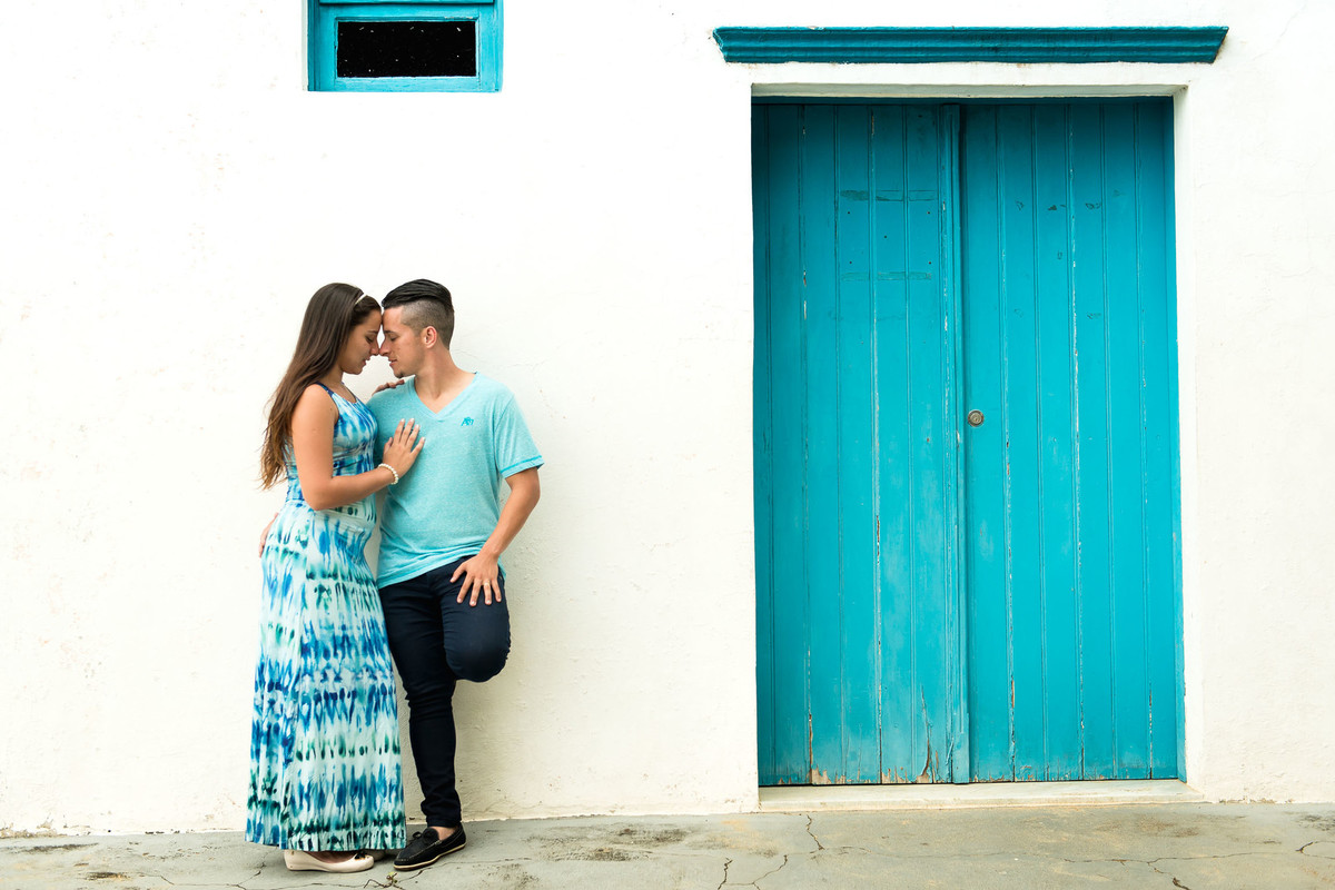 casal abraçados na praia em Ilha Belacasal abraçados na praia da armação em Ilha Bela