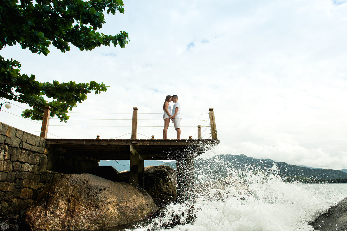 casal de mãos dadas na praia em Ilha Bela