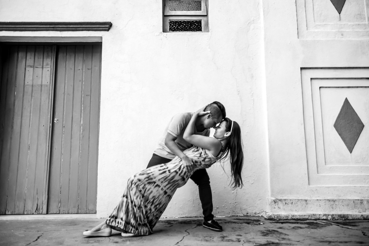 casal abraçados na praia da armação em Ilha Bela