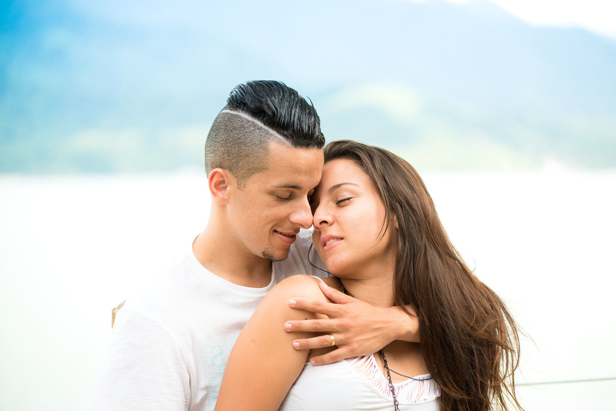 casal abraçados na praia em Ilha Bela