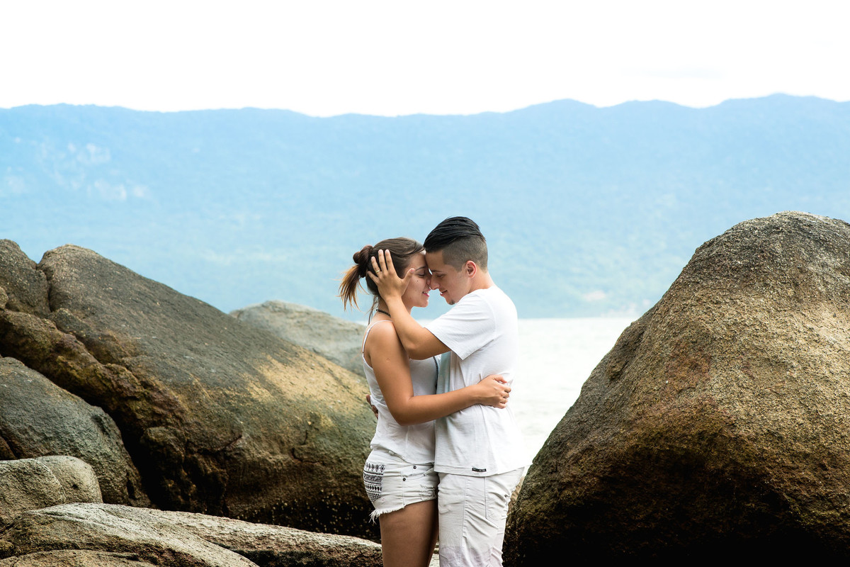 casal abraçados na praia em Ilha Bela