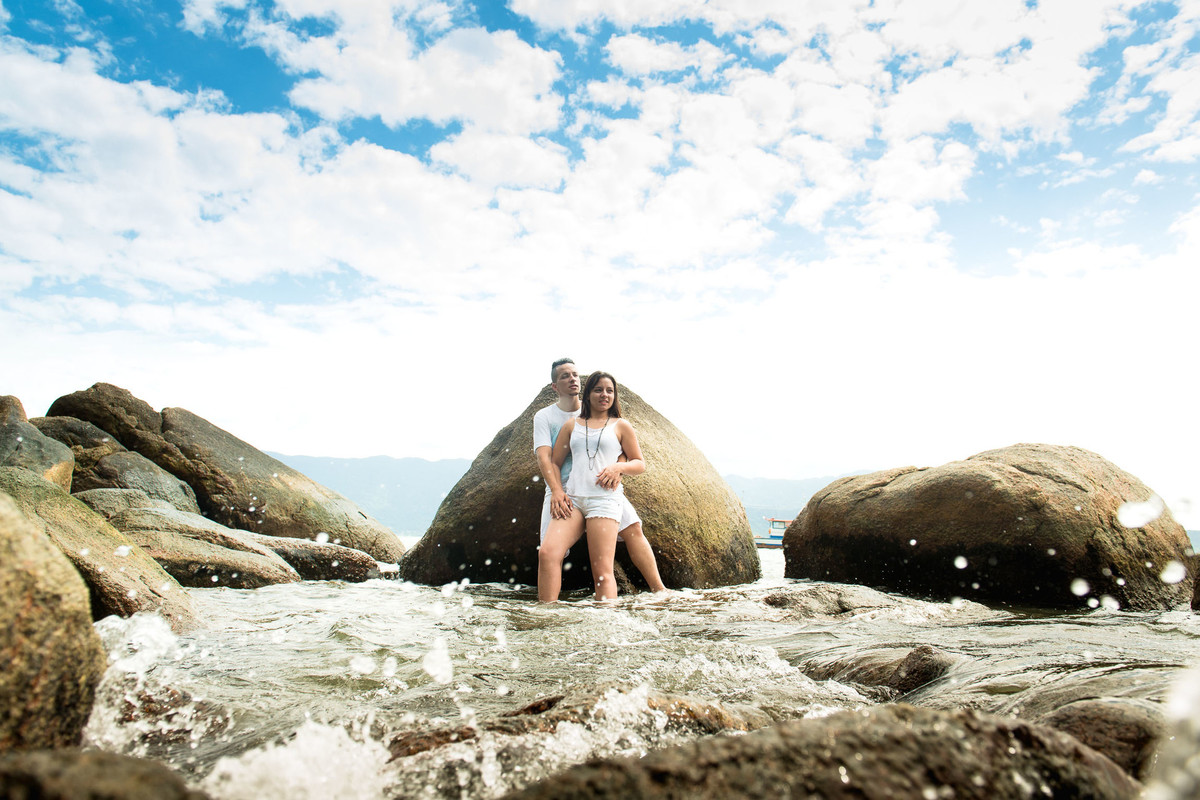 casal abraçados dentro do mar na praia em Ilha Bela