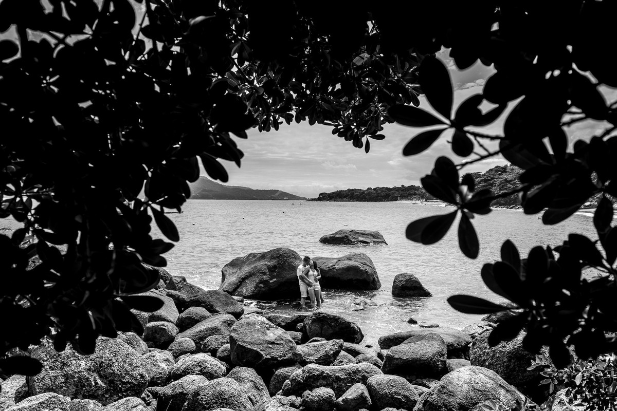 casal abraçados dentro do mar na praia em Ilha Bela