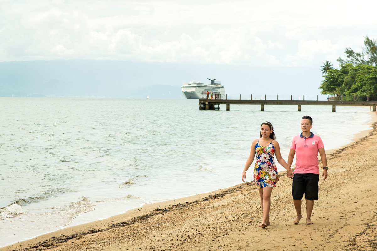 casal caminhando na praia em Ilha Bela