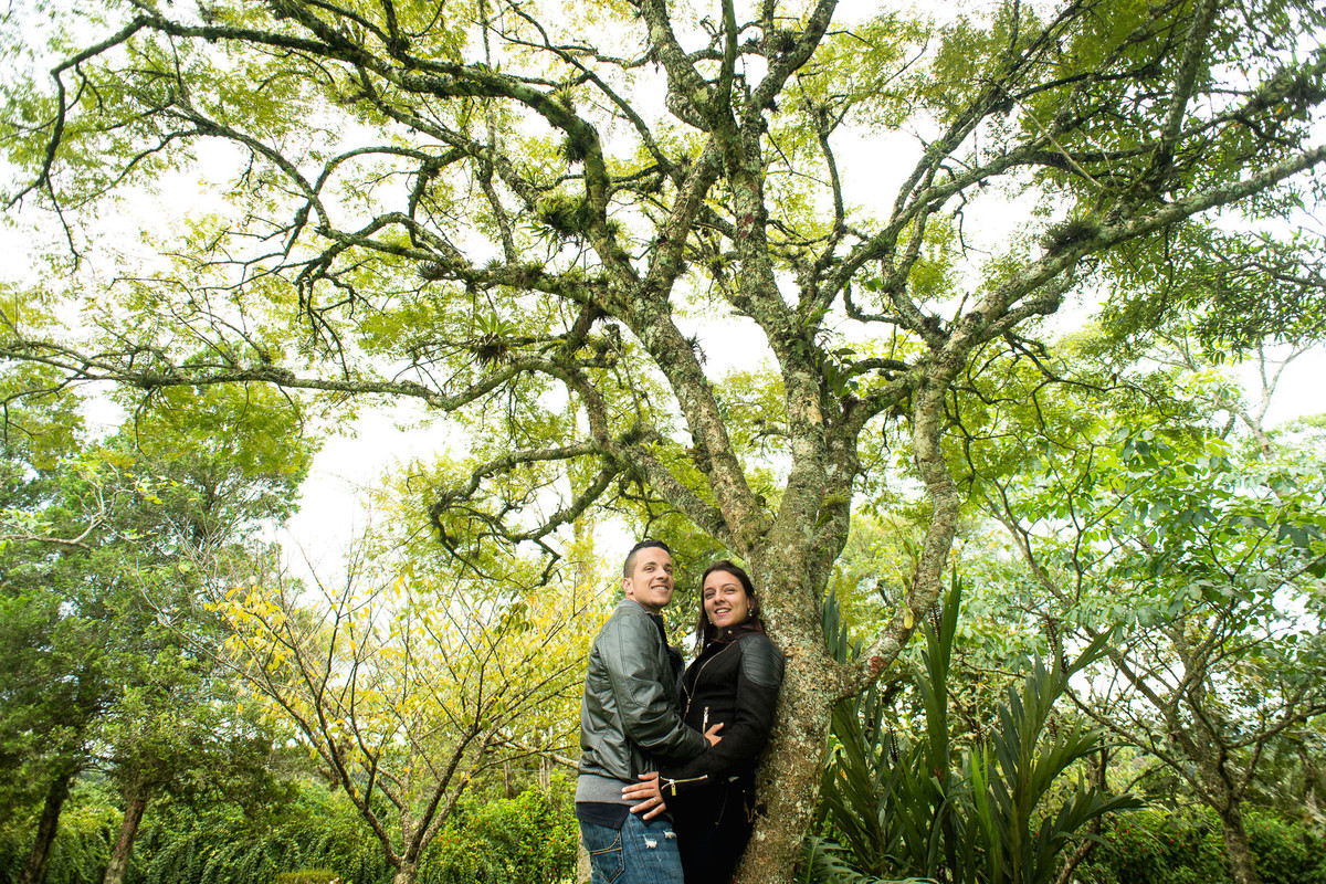casal abraçados no mosteiro são geraldo itapecerica da serra