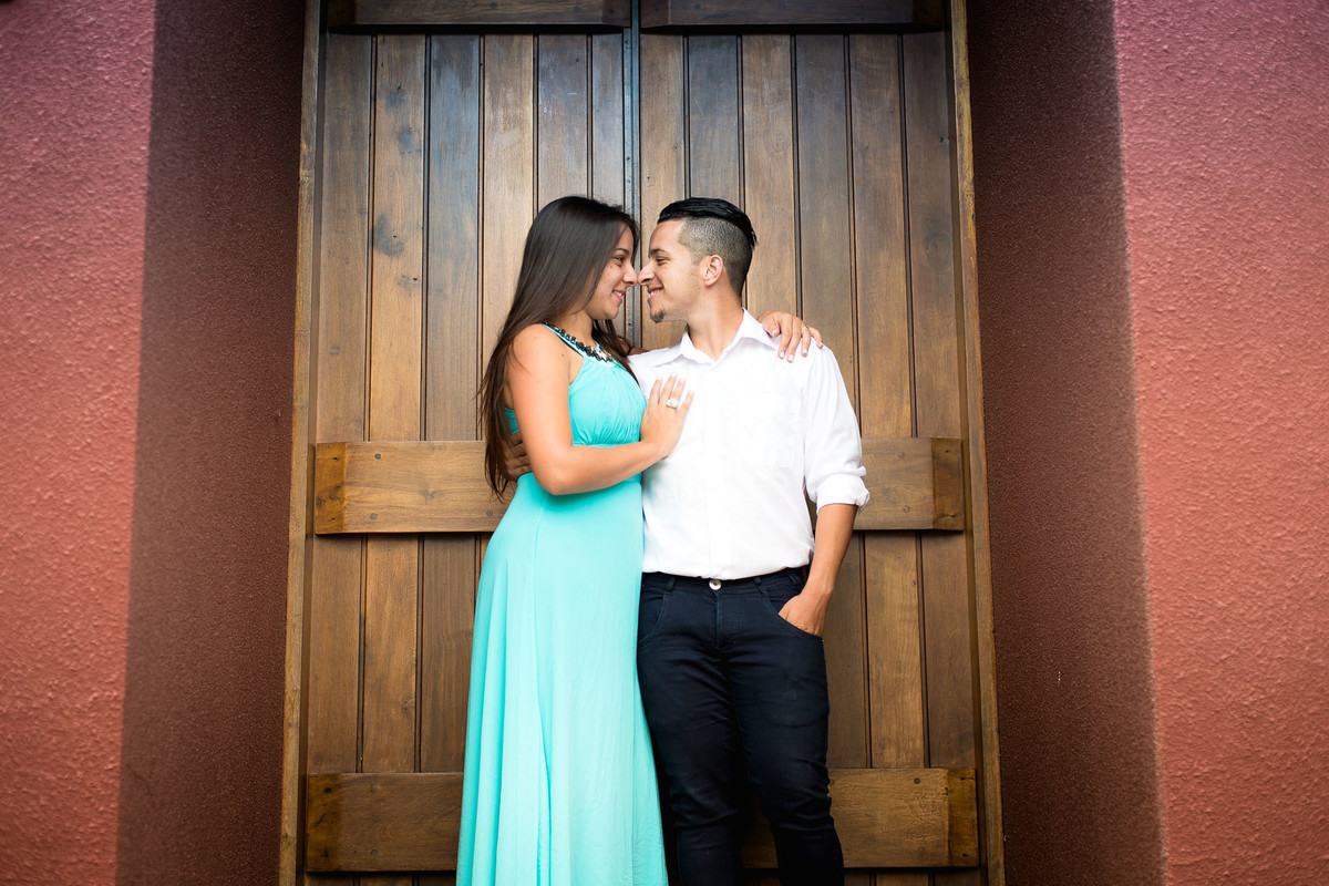 casal em porta do mosteiro são geraldo itapecerica da serra
