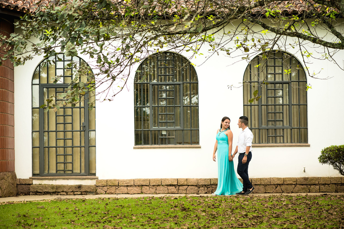 casal caminhando no mosteiro são geraldo itapecerica da serra