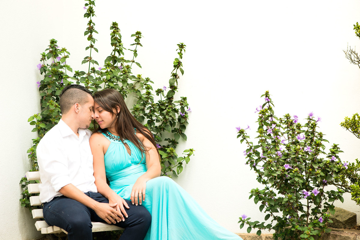 casal abraçados no mosteiro são geraldo itapecerica da serra