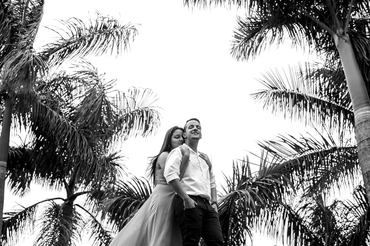 casal abraçados no mosteiro são geraldo itapecerica da serra