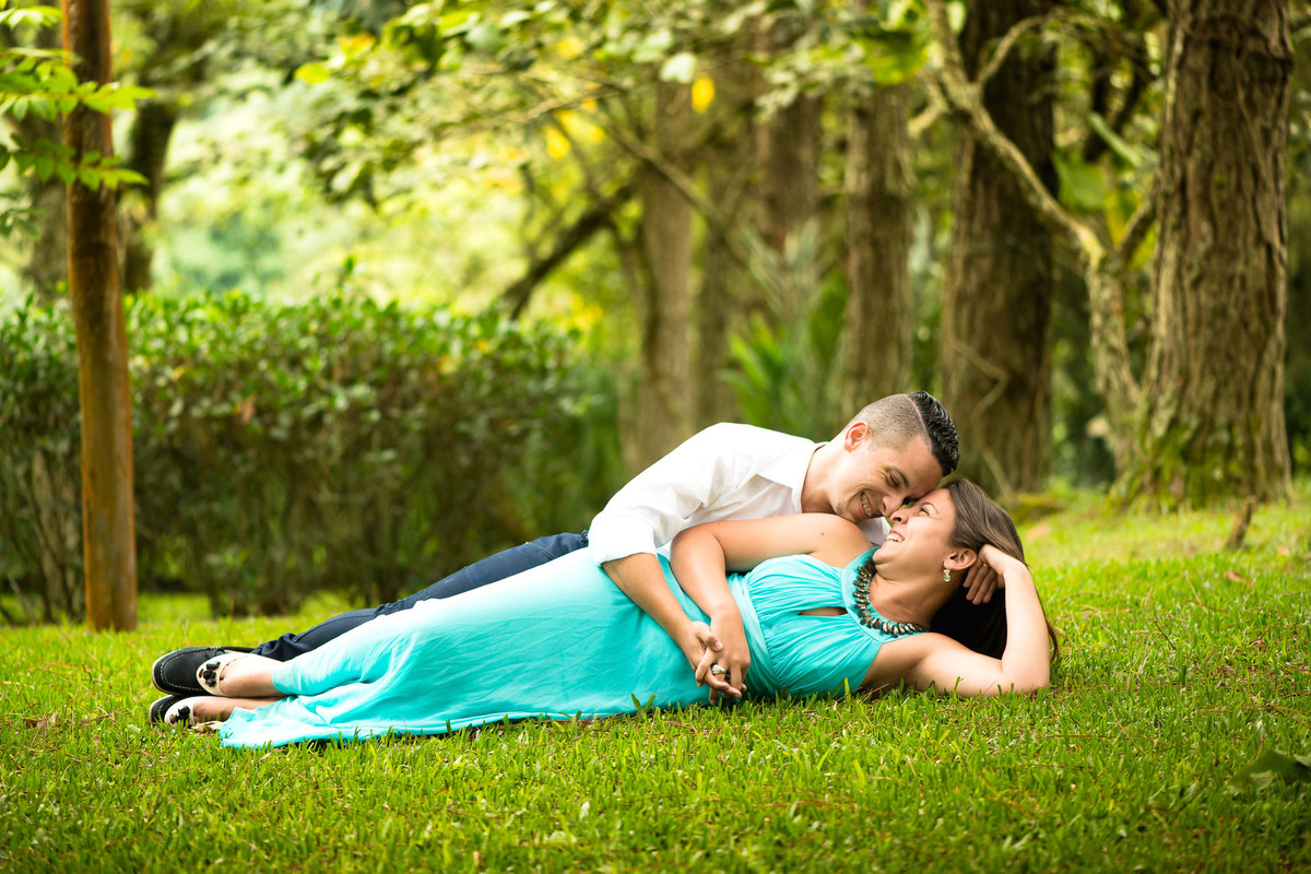 casal abraçados no mosteiro são geraldo itapecerica da serra