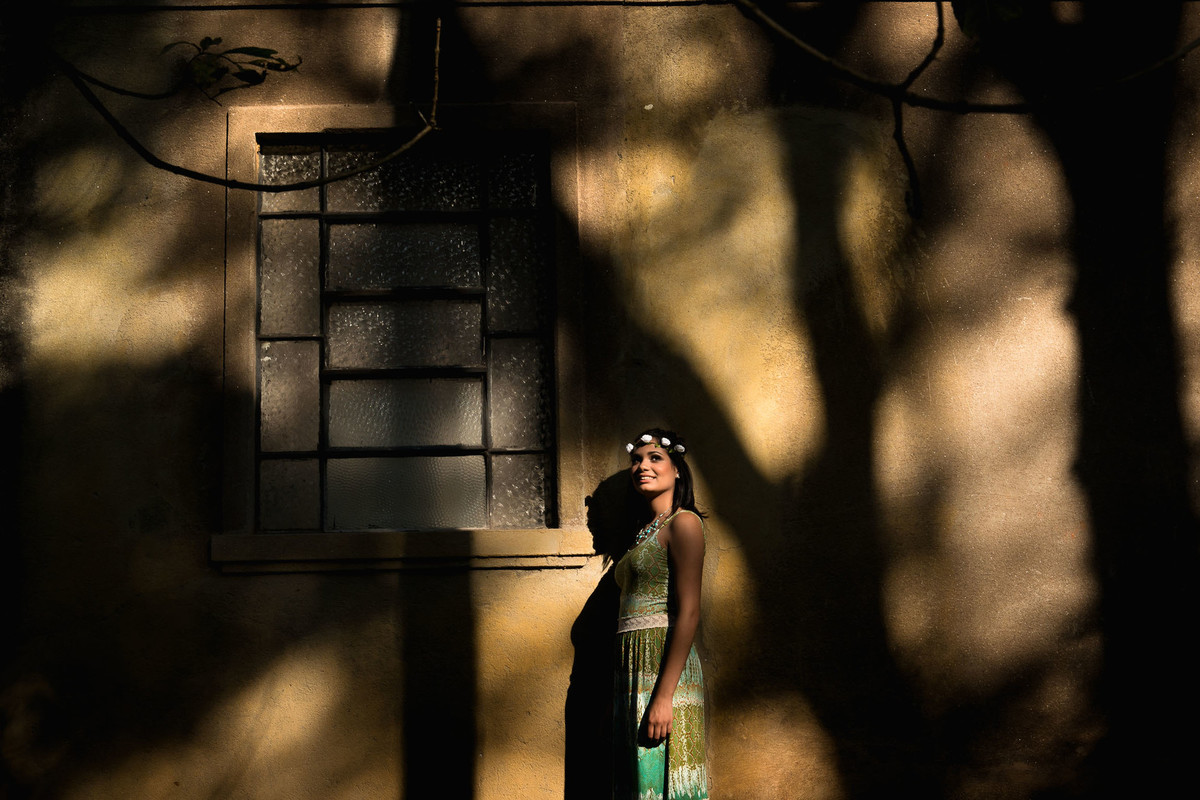 mulher sorrindo no jardim botanico em são paulo