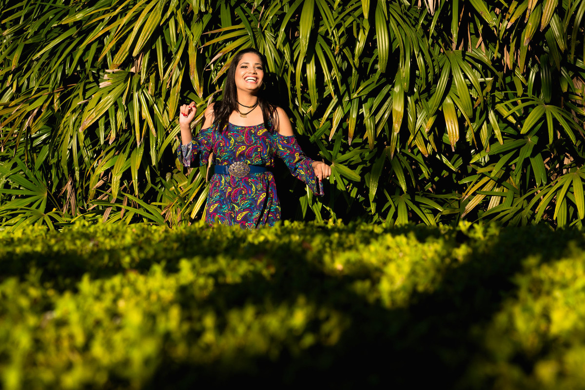 mulher sorrindo no jardim botânico em são paulo