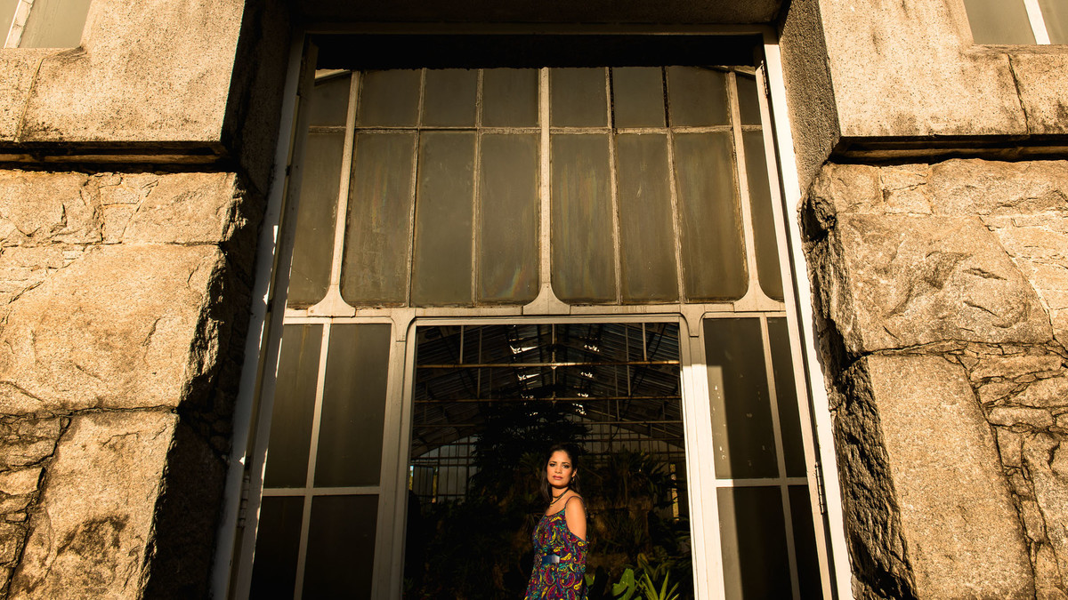 mulher dentro da estufa no jardim botânico em são paulo