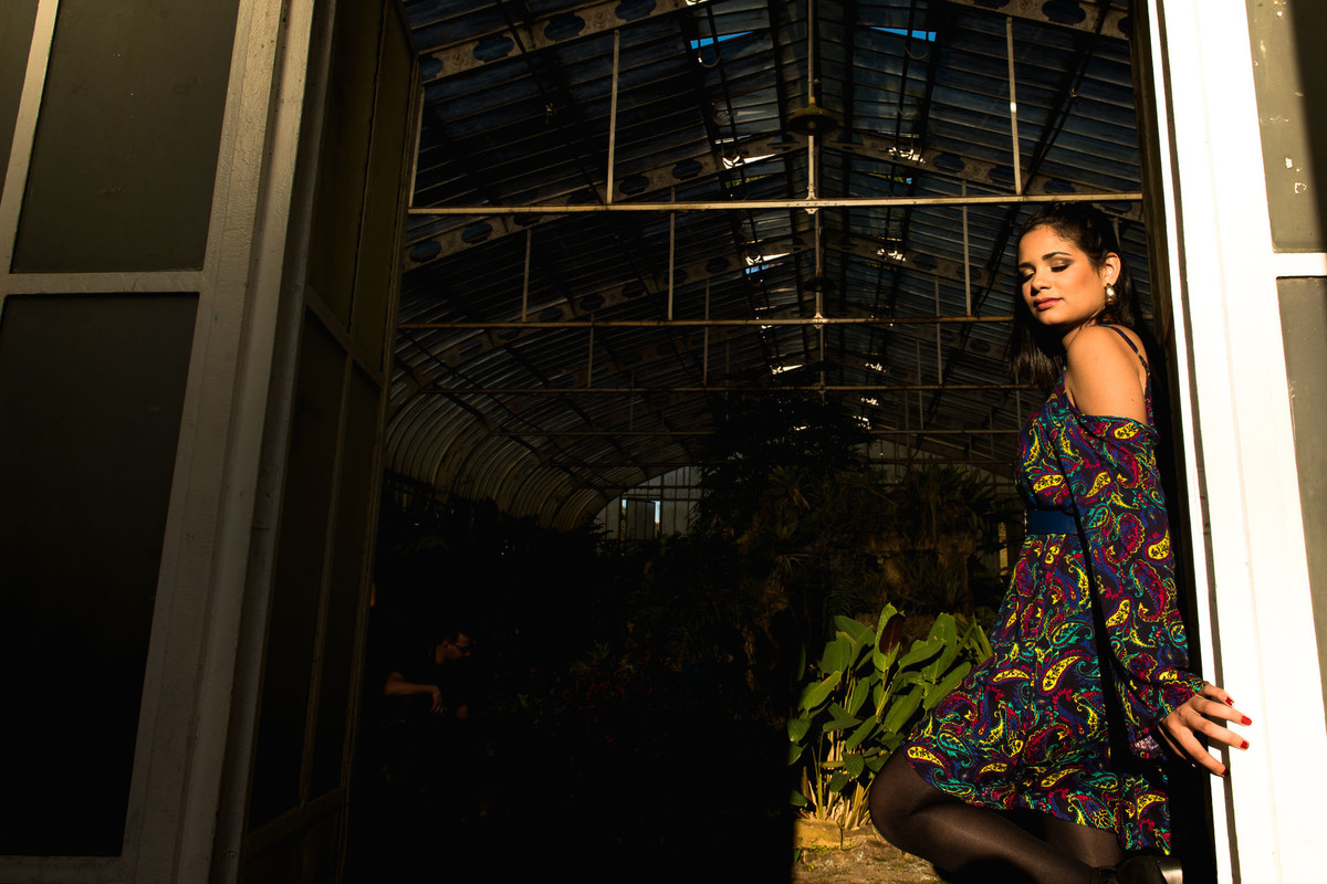 mulher dentro da estufa no jardim botânico em são paulo