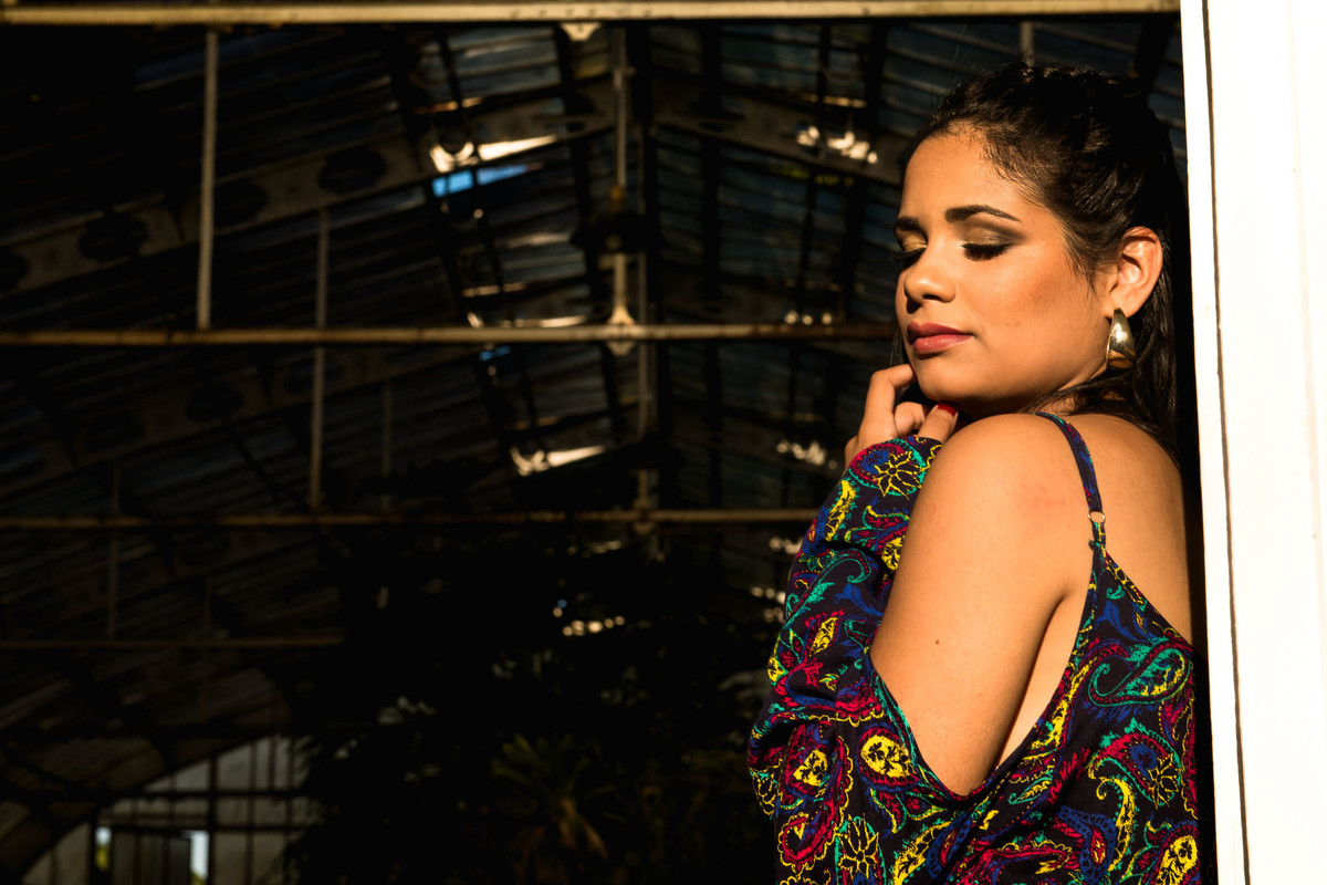 mulher dentro da estufa no jardim botânico em são paulo