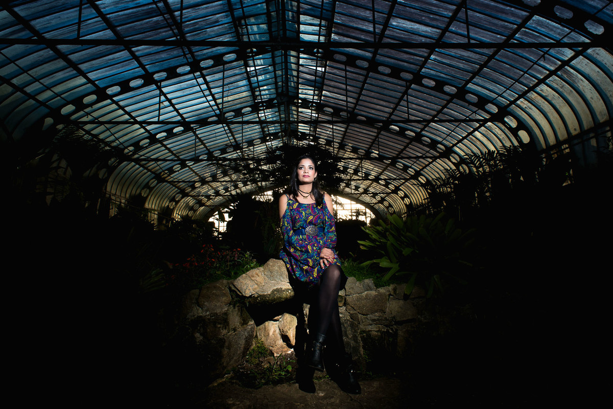 mulher dentro da estufa no jardim botânico em são paulo