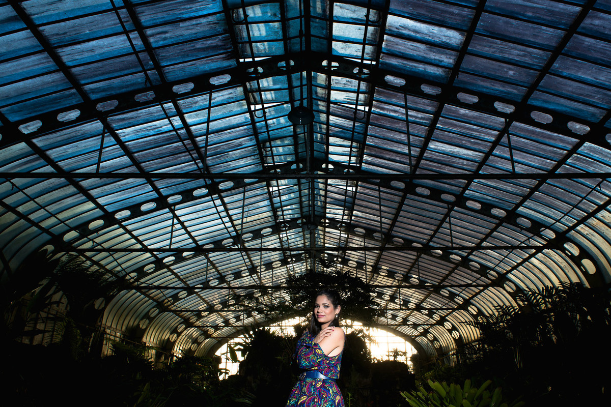 mulher dentro da estufa no jardim botânico em são paulo