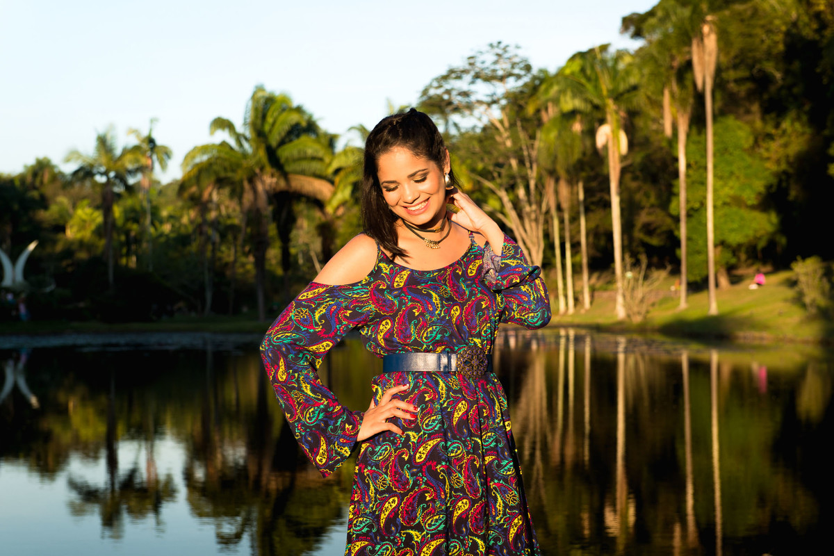 mulher sorrindo no jardim botânico em são paulo