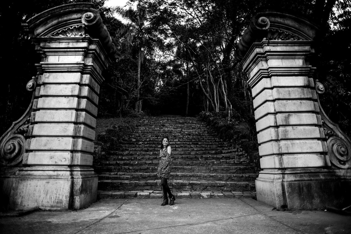 mulher sorrindo no jardim botânico em são paulo