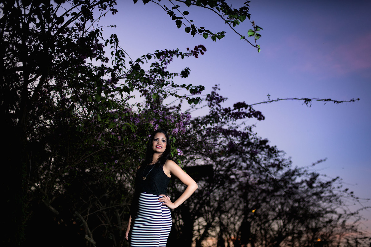 mulher sorrindo no jardim botânico em são paulo