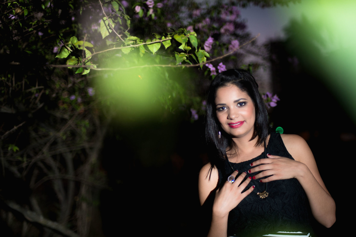 mulher sorrindo no jardim botânico em são paulo