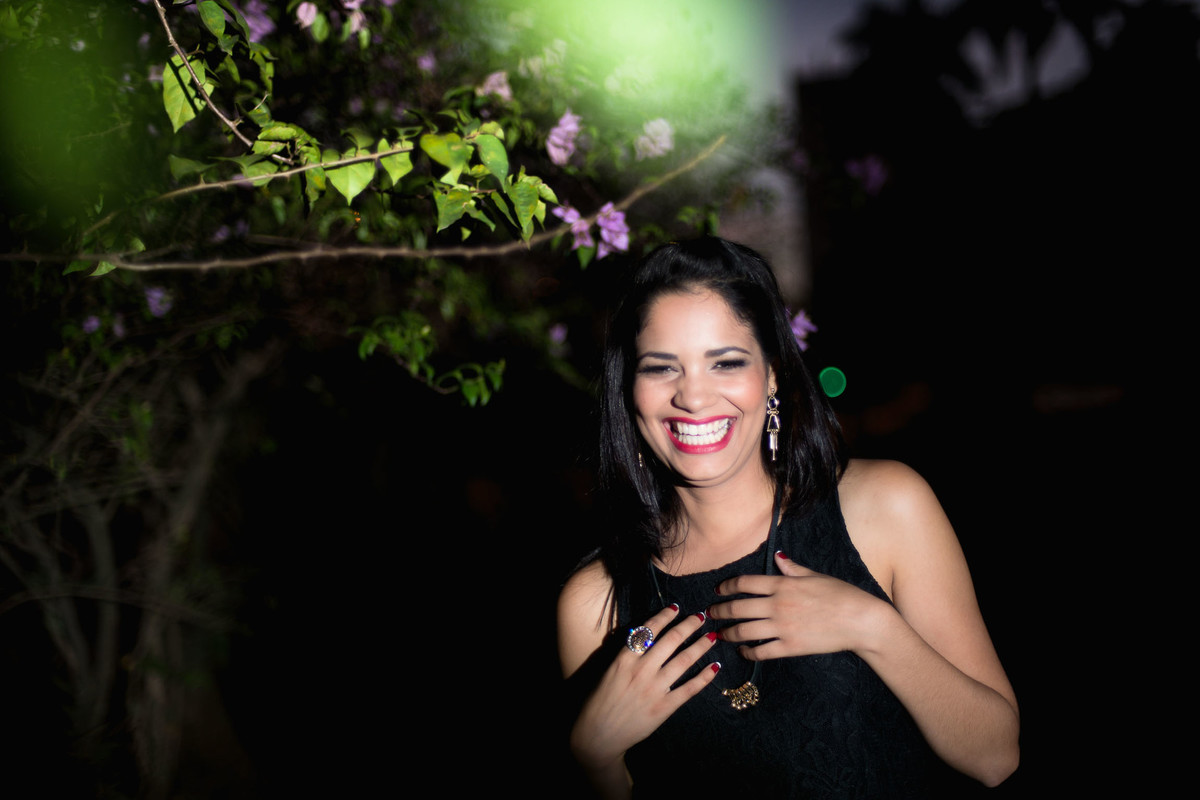 mulher sorrindo no jardim botânico em são paulo