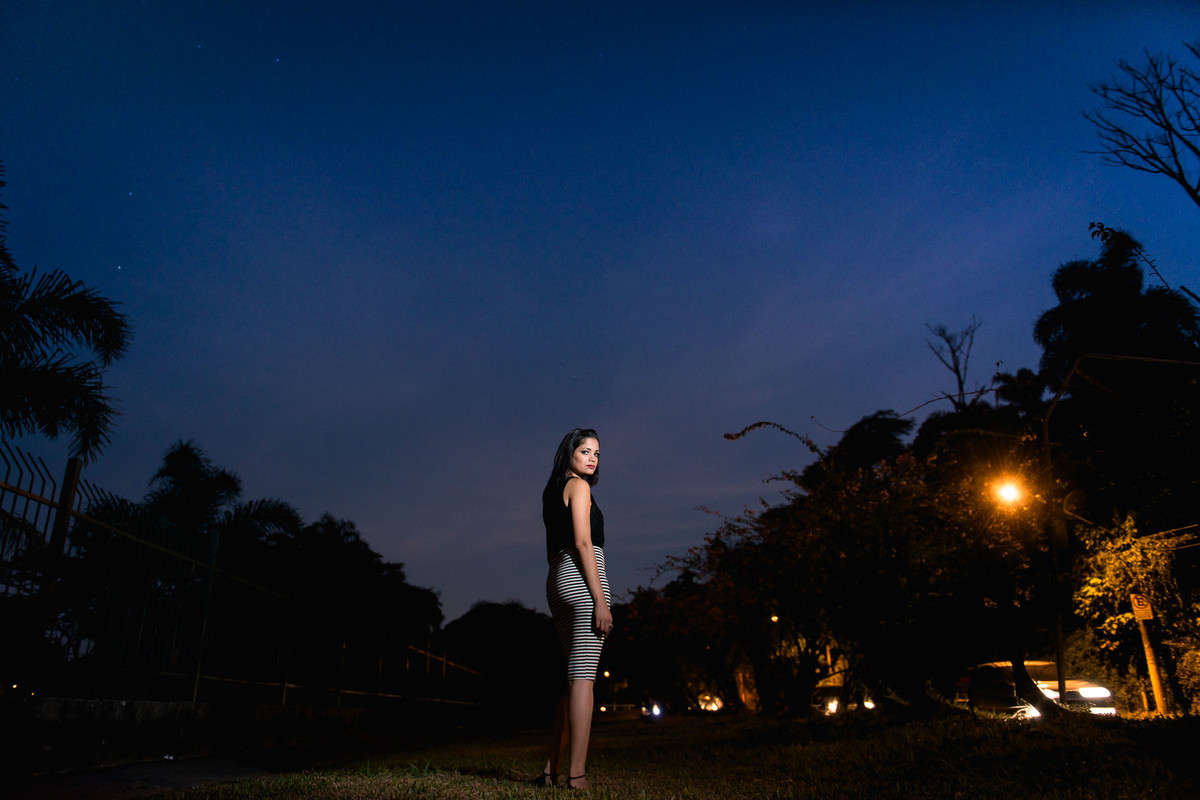mulher sorrindo no jardim botânico em são paulo