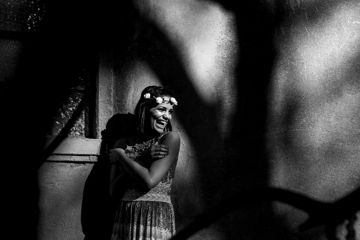 mulher sorrindo no jardim botânico em são paulo