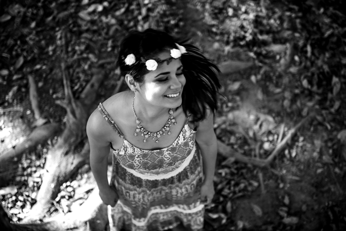 mulher sorrindo no jardim botânico em são paulo