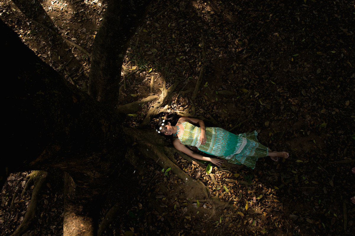 mulher deitada no jardim botânico em são paulo